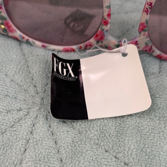 Sunglasses ๐ Floral with Pink Lenses by: FGX International - Picture 7 of 8